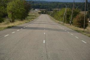 lang asfalt weg in de platteland, Frankrijk foto