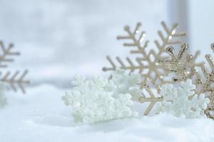 Kerstmis van winter - Kerstmis sneeuwvlokken Aan sneeuw, winter vakantie concept. wit en gouden sneeuwvlokken decoraties in sneeuw achtergrond foto