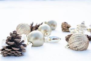 Kerstmis van winter - Kerstmis ballen met lint Aan sneeuw, winter vakantie concept. Kerstmis rood ballen, gouden ballen, pijnboom en sneeuwvlokken decoraties in sneeuw achtergrond foto