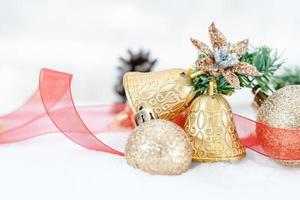 Kerstmis van winter - Kerstmis ballen met lint Aan sneeuw, winter vakantie concept. Kerstmis rood ballen, gouden ballen, pijnboom en sneeuwvlokken decoraties in sneeuw achtergrond foto