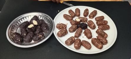 chocola zoet rollen is een smakelijk zoet in Indisch, Indië zoet voedsel iedereen Leuk vinden het foto