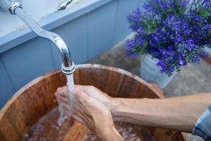 Mannen hand- opening water kraan foto