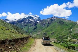 kasjmir, Indië - juli 14 auto toerist Aan de manier Gaan naar sneeuw moutain Aan juli 14,2015 in kasjmir, Indië foto