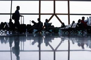 luchthaven terminal hal. wandelen reizigers foto