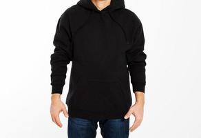man in zwart sweatshirt op witte achtergrond - mannelijke hoodie mock up, zwarte kap leeg foto
