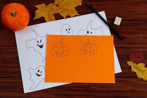 halloween doe-het-zelf. schattig pompoenen en papier geesten. stap voor stap instructie. foto