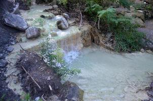 moe waterval Bij natuurlijk heet voorjaar in Italië foto