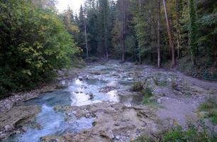 Ondiep vloeiende natuurlijk thermisch heet voorjaar in Italië foto