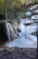 waterval vloeiende in een geothermisch heet voorjaar in Italië foto