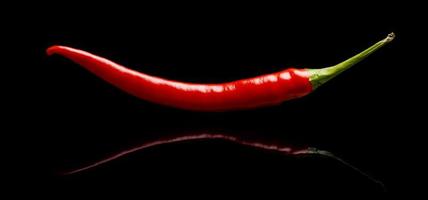 rode peper, Spaanse peper geïsoleerd op zwarte achtergrond foto