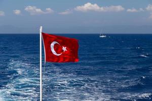 Turks vlag in schip foto