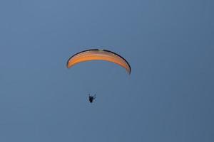 tandem paragliden is vliegend foto