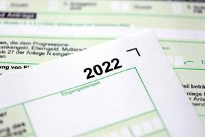 Duitse jaar- inkomen belasting terugkeer verklaring het formulier voor 2022 jaar dichtbij omhoog. de concept van belasting rapportage in Duitsland foto