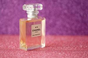 ternopil, Oekraïne - september 2, 2022 chanel aantal 5 eau première wereldwijd beroemd Frans parfum fles Aan glimmend schitteren achtergrond in Purper kleuren foto