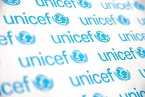 ternopil, Oekraïne - mei 2, 2022 unicef logo Aan papier. unicef is een Verenigde landen programm dat biedt humanitair en ontwikkelingsstoornissen bijstand naar kinderen en moeders foto