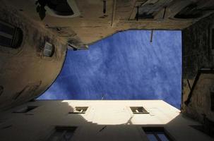 stukje blauwe lucht in bari, italië foto