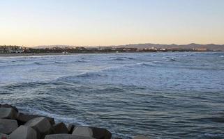 zonsondergang langs de kust van valencia, Spanje foto