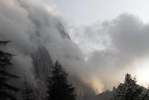 dramatische lucht boven de bergen in de europese alpen foto