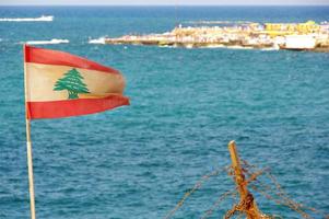 Libanese vlag zwaaien aan de kust van beiroet, libanon foto