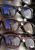 de beroemd Florence kathedraal weerspiegeld in de zonnebril van een dichtbij kiosk foto