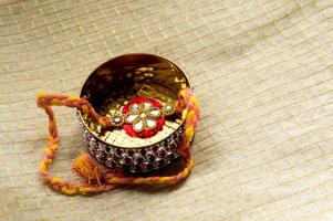 rakhi bewaard in een versierde gouden doos