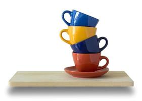 stack van kleurrijk koffie cups Aan houten planken, geïsoleerd Aan wit foto