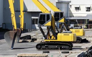 twee geel backhoe Aan dok foto