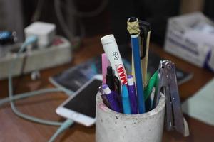 divers schrijven gereedschap Aan de werkbank en zetten samen in een ronde container.magelang ,Indonesië 17 09 2022. foto