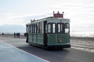oud historisch tram door de zee foto