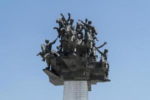 blauw lucht en onafhankelijkheid monument foto