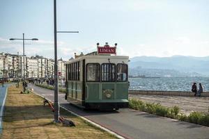 oud historisch tram door de zee foto