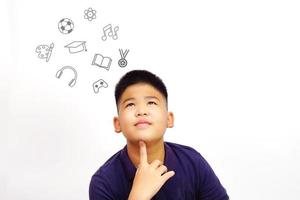 de jongen krijgen veel ideeën Aan wit achtergrond. helder ideeën en onderwijs denken concept. foto