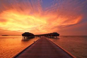 zonsondergang op het Maldivische strand foto