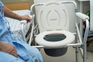 doorspoelen toilet en douche stoel in badkamer voor oud ouderling mensen. foto