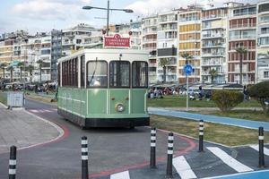 oud historisch tram door de zee foto