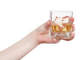 hand- houdt glas met whisky geïsoleerd foto