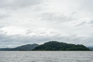 landschap van Thailand. zee en berg in de avond. foto