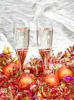 bril van Champagne met goud Kerstmis decoraties foto