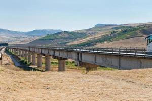 snelweg in Sicilië in zomer dag foto