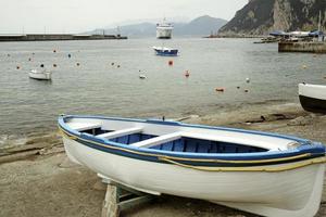 boten Bij de kust van driekwartsbroek, Italië foto