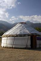 traditioneel yurt in de breed landschap van centraal Azië foto