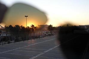 zonsondergang in valencia, Spanje, gezien door een paar- van vliegenier zonnebril foto