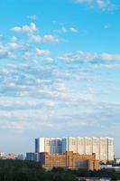 groot appartement gebouw onder blauw zomer lucht foto