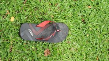 kom tot rust en nemen uit uw sandalen Aan de groen en vers gras foto