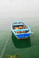 blauw boot in water Aan baai van biskaje foto