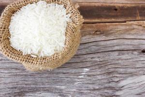 ongekookte rijst in een kleine jutezak. witte rijst. foto