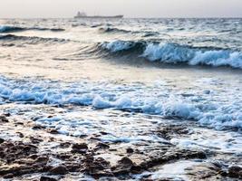 surfen Aan golf van aqaba kust Aan rood zee in winter foto