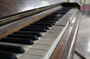 detailopname van een oud piano in een verlaten huis foto