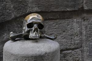 bronzen schedel in voorkant van purgatorio advertentie arco in Napels foto