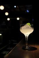 mooi cocktail in een glas met een wazig achtergrond foto